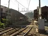 鎌倉方の踏切からホームを望む(2004年10月)