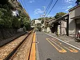 七里ヶ浜付近の併用区間。道路の片側に専用のバラスト軌道が通っている。