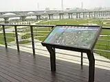上流の江翠礫間水岸公園から望む華翠橋
