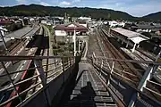 連絡橋からホーム全景。正面は駅舎(右は鳴門線、左は高徳線。鳴門線と駅舎の間にある空き地は待避線跡)