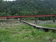 沈下橋（大分県・玖珠川、2011） - 鉄道橋と交差する沈下橋。