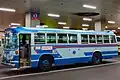 沖縄バスの730車(三菱車)。1990年代に塗装変更がなされたが、写真の保存車は2016年に塗装復刻が行われ新車時の塗色に復刻された。