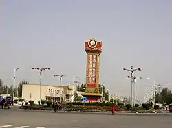 ニヤ鎮市街地のロータリー