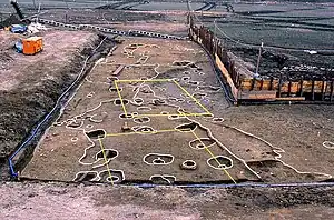 大阪府松原市河合遺跡における中世の遺構検出面(掘立柱建物)。