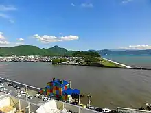 展望回廊からの南側の眺望狩野川河口の左奥に鷲頭山、中央付近の最奥に天城山