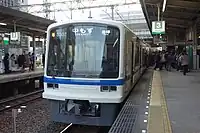 泉北高速鉄道5000系電車。方向幕には「中もず」と表記されている。
