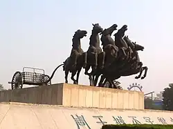 周王城天子駕六博物館前の銅像