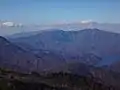 浅草岳と田子倉湖(左奥に守門岳が聳える)