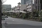浜町入口への進入道路から見た浜町出口ランプウェイと有馬小学校