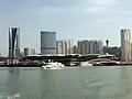 海から見た国際郵輪中心と海上明珠観光塔