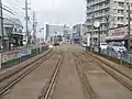 深堀町停留場を五稜郭公園前方向に見た写真（2017年4月、接する横断歩道より撮影）深堀町停留場のホームの長さの違いが分かる