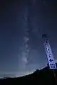 峠は霧が出やすいが天体観測はしやすい. 2015年に設置された標識と天の川