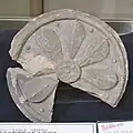 創建期軒丸瓦（素弁八弁蓮華文）八尾市立埋蔵文化財調査センター展示。