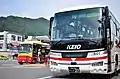 渋谷発着の高速バス（手前）と河口湖周遊バス（奥）