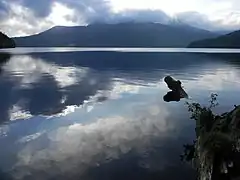 然別湖の東端部から西を望む