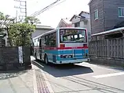 狭隘路線で立て看板が立てられている鎌40・光明寺(要拡大)
