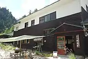晴嵐荘（2019年8月現在、吊り橋の崩壊により徒渉を要する）