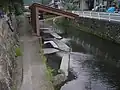 屋根の下が湯船。