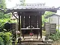 源義賢公五輪塔(御廟所石碑から鳥居くぐる）