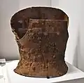 溝下古墳 横矧板鋲留短甲鹿児島県出水市。東京国立博物館展示。