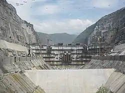 渓洛渡ダム。右側は雷波県、左側は雲南省昭通市永善県