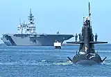 潜水艦隊司令官が乗艦中の「たいげい」、後方は護衛艦「いずも」