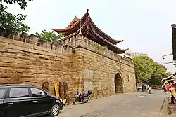 潼川古城の南門と城壁遺跡