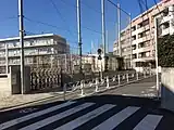 南東公道角から東側公道と校舎を見る（2015年1月撮影）