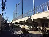 南側公道から南西側公道と校舎を見る（2015年1月撮影）