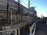 北東角の公道から校舎北面を見る（2015年1月撮影）