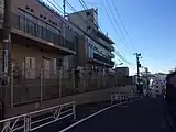 北側公道から校舎の北西側を見る（2015年1月撮影）