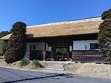 栃木県益子町にある濱田窯の長屋門。通称「濱田窯長屋門」濱田窯長屋門｜栃木県芳賀郡益子町 - 文化遺産オンライン（文化庁）。