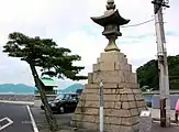 常夜灯。建立は文化11年（1814年）で高さ4mほど