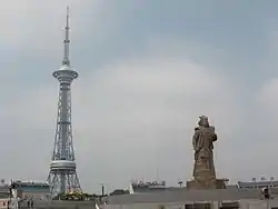 炎帝広場の炎帝像と株洲テレビ塔