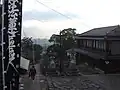 本堂側から参道方向を