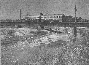 熊野川鉄橋上をゆく電車