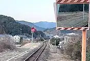 牟岐寄りのワンマン列車用のミラーと新たに設置された出発信号機(2021年2月)