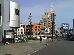 瀬田停留所跡。玉川方より用賀方を望む。中央の歩道部分が玉電瀬田停留所跡。手前の道路が専用軌道跡。