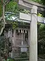 現在の折居社を鳥居の外から見る