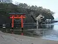 瓶子岩と鳥居、奥に続く遊歩道の橋