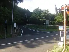 山野入口停留所前の分岐道