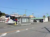 松島バス停にて停車中の「あまくさ号」専用車