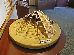 田名向原遺跡の旧石器時代建物の復元模型（旧石器ハテナ館内）