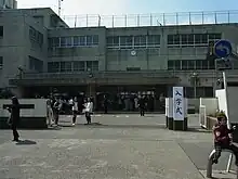 田無小学校の入学式当日の正門(2012年4月撮影)