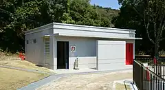 増え続ける観客の要望に応え、2016年からバックネット裏管理棟の裏にトイレが建設された