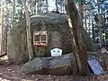 黒前神社前にある甲岩