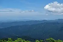 山頂からの男鹿半島(中央)と八郎潟(右)
