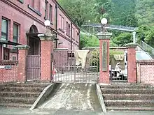 発電所正門。