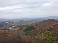 登山道から新滝根鉱山を眺める