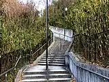 登美ヶ丘住宅地に繋がる歩道の中間地点